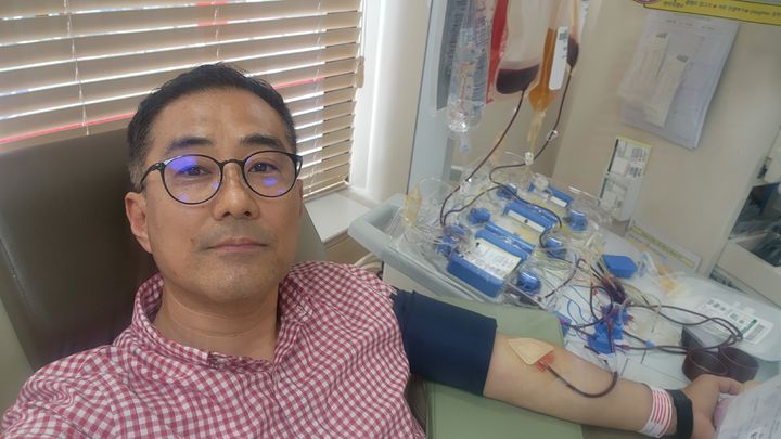 [서울=뉴시스] 김기선 인천광성고 선생님이 헌혈을 하는 모습 (사진=김기선 선생님 제공) 2026.06.12. photo@newsis.com *재판매 및 DB 금지
