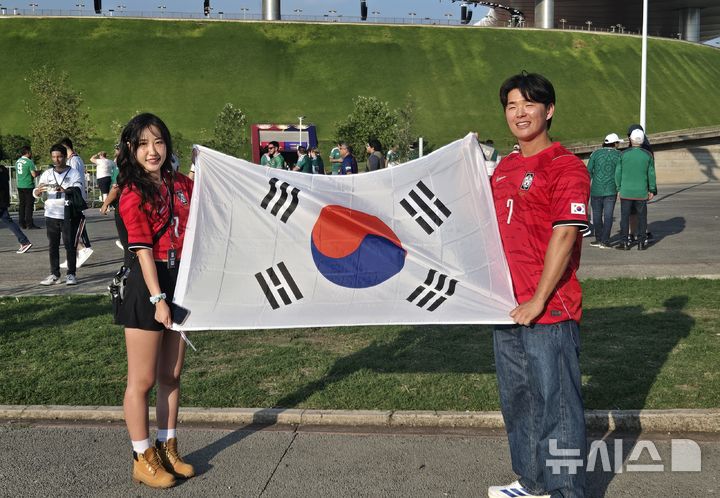 [사포판(멕시코)=뉴시스] 하근수 기자= 2026 국제축구연맹(FIFA) 북중미 월드컵 조별리그 A조 1차전 한국 대 체코 경기를 보기 위해 과달라하라 스타디움을 찾은 이채원 씨와 윤범종 씨. 2026.06.12. hatriker22@newsis.com 