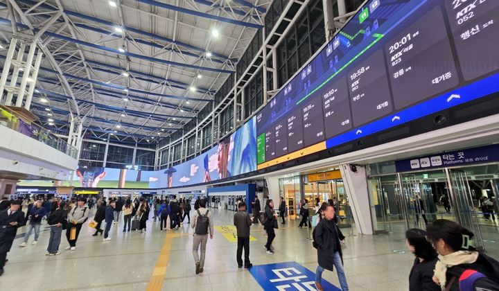 [서울=뉴시스] 키노톤이 2025년 9월에 설치한 초대형 LED 전광판인 ‘KTX 서울역 플랫폼 111’ . 국내 최대 실내 상업용 전광판.(사진출처: 키노톤 제공)