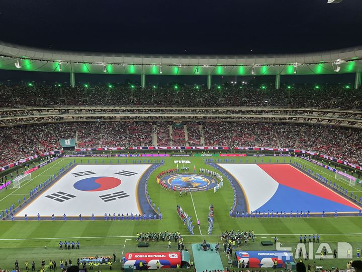 [사포판(멕시코)=뉴시스] 하근수 기자= 2026 국제축구연맹(FIFA) 북중미 월드컵 조별리그 A조 1차전 한국 대 체코 경기에 앞서 그라운드에 펼쳐진 양 팀 국기. 2026.06.12. hatriker22@newsis.com 