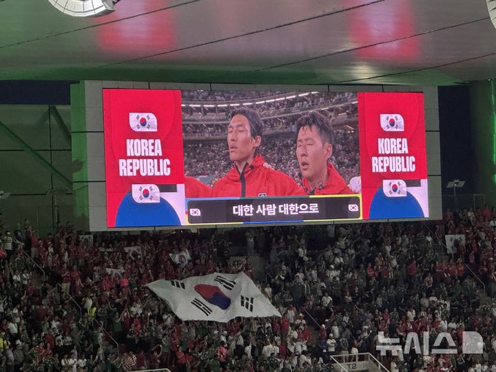 [사포판(멕시코)=뉴시스] 하근수 기자= 2026 국제축구연맹(FIFA) 북중미 월드컵 조별리그 A조 1차전 한국 대 체코 경기 전 당시 전광판에 송출된 애국가 가사. 2026.06.12. hatriker22@newsis.com 