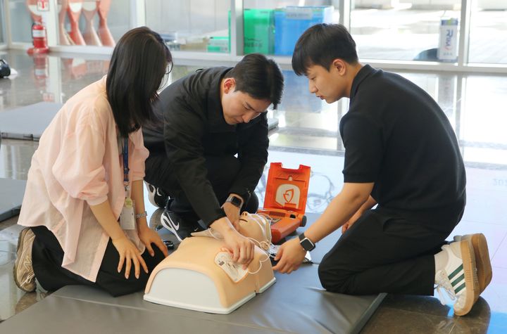 [부산=뉴시스] 에어부산 임직원들이 지난 11일 부산 강서구 소재 에어부산 사옥에서 실시된 산업재해 비상 대응 훈련에 참여해 자동심장충격기(AED) 사용법 교육을 받고 있다. (사진=에어부산 제공) 2026.06.12. photo@newsis.com *재판매 및 DB 금지
