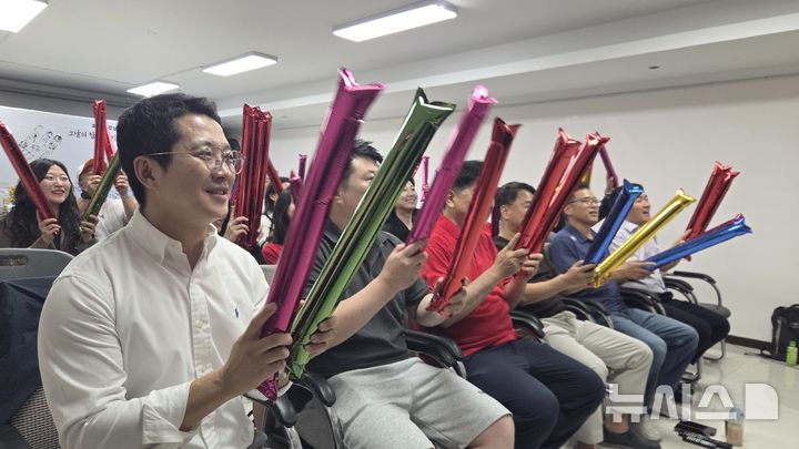 [베이징=뉴시스] 박정규 특파원 = 2026 북중미 월드컵 한국 국가대표팀의 첫 경기가 열린 12일 중국 베이징 차오양구 북경한국인회 다목적홀에서 교민 30여명이 모여 한국팀을 응원했다. 2026.06.12 pjk76@newsis.com