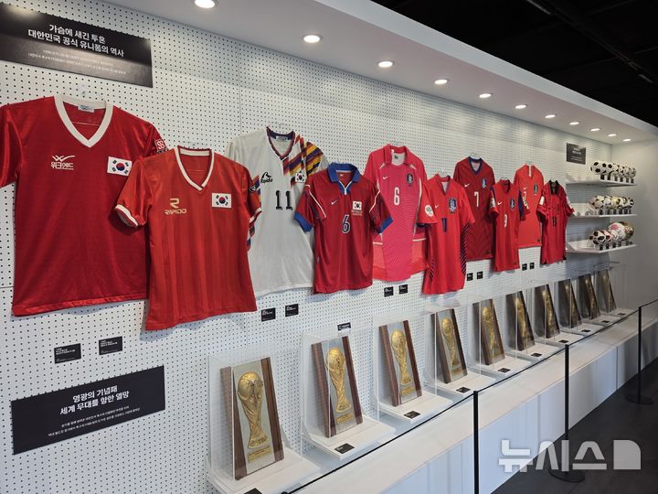 [서울=뉴시스]서울 광화문 KT 웨스트 사옥 2층 'KT 온마루'에 마련된 대한민국 축구국가대표팀 팝업 전시. (사진=윤현성 기자)
