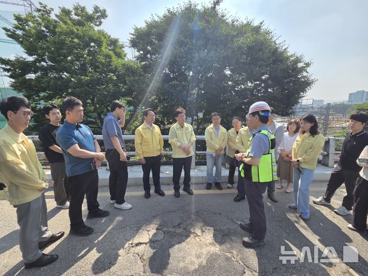 [군포=뉴시스] 군포시 금정고가교 하부 콘크리트 탈락 현장 점검을 마친 군포시청 관계자들이 대책 회의를 열고 있다. (사진=군포시 제공).2026.06.12. photo@newsis.com