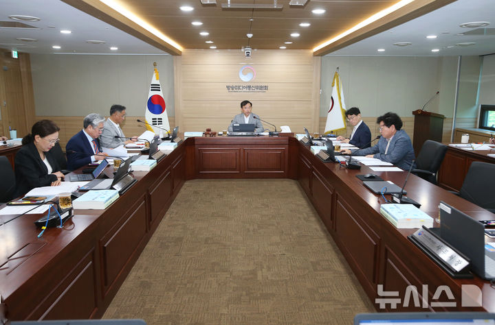 [서울=뉴시스]김종철 방송미디어통신위원장이 12일 정부과천청사에서 '2026년 제17차 전체회의'를 열고있다. (사진=방송미디어통신위원회 제공)