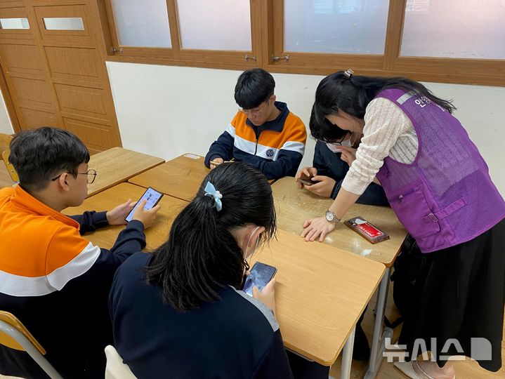 [안양=뉴시스] 지난해 진행된 AI활용 어르신 장수 사진 만들기 봉사활동 현장. (사진=안양시 제공).2026.06.12. photo@newsis.com