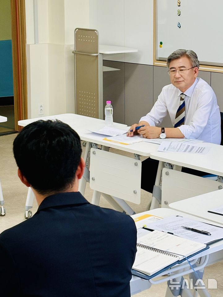 [전주=뉴시스]윤난슬 기자 = 천호성 전북특별자치도교육감 당선인이 취임 전 첫 현장 행보로 전주 미산초등학교를 찾아 교권 보호와 교육공동체 신뢰 회복을 약속했다.(사진=천호성 당선인 측 제공) photo@newsis.com 