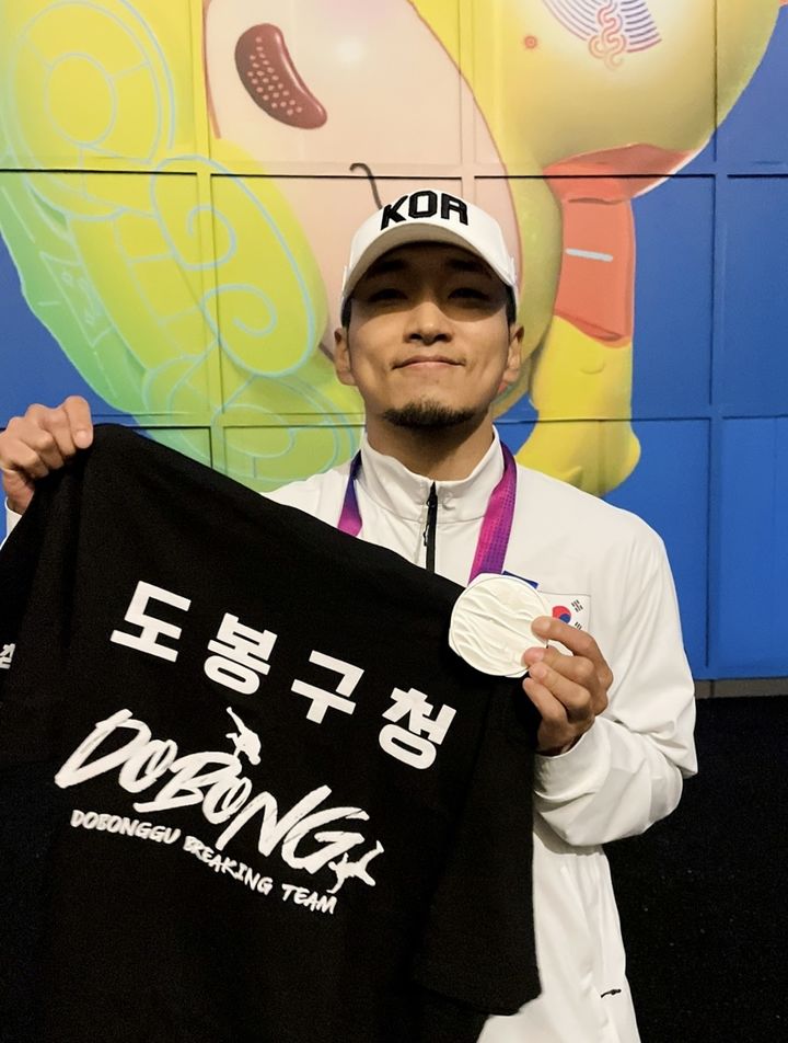 [서울=뉴시스] 도봉구청 브레이킹 소속 김홍열(홍텐)(사진) 선수가 ‘2022 항저우 아시안게임’에서 은메달을 획득하고 기념사진을 찍고 있다. (사진=도봉구 제공) 2026.06.12. photo@newsis.com *재판매 및 DB 금지