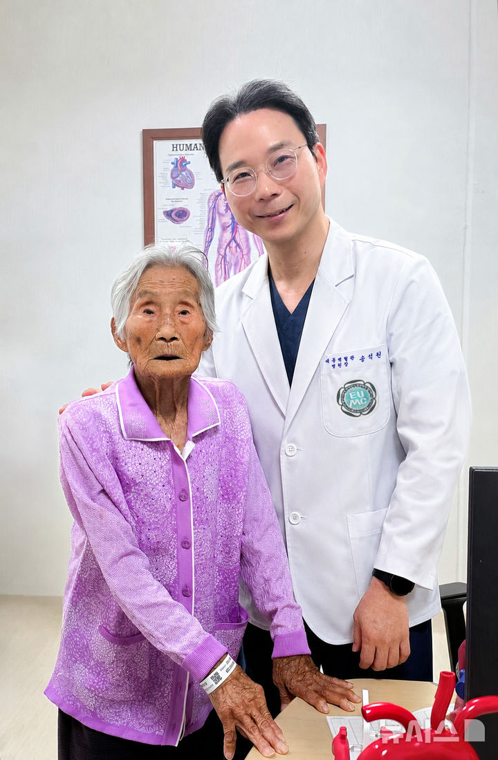 [서울=뉴시스] 지난 8일 외래를 방문한 환자 이씨(왼쪽)와 송석원 이대대동맥혈관병원 교수(오른쪽). (사진= 이대대동맥혈관병 제공)