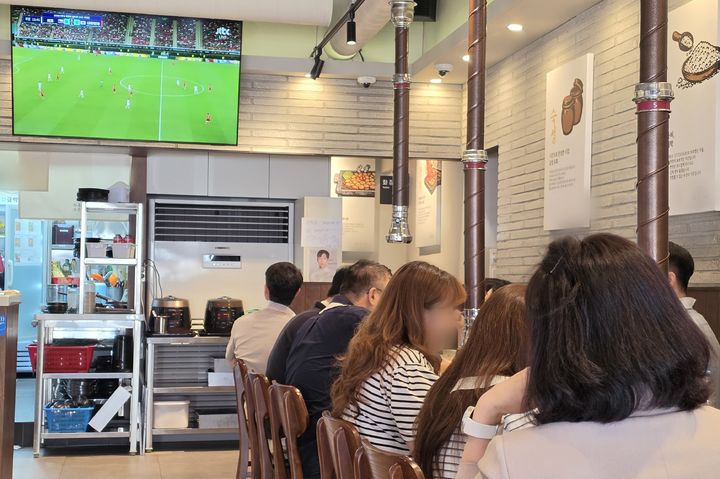 [대구=뉴시스] 이상제 기자 = 12일 대구 중구의 한 식당에서 시민들이 '2026 국제축구연맹(FIFA) 북중미 월드컵' 대한민국 축구 국가대표팀의 체코전을 관람하고 있다. 2026.06.12. king@newsis.com *재판매 및 DB 금지