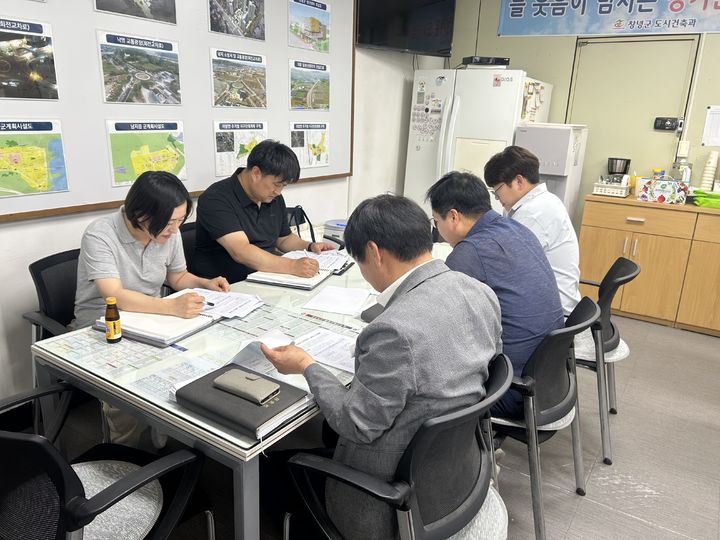 [창녕=뉴시스] 청주시 공동주택과 공동주택팀이 군을 방문해 도원아파트 집단민원 해결 우수사례를 벤치마킹하고 있다. (사진= 창녕군 제공) 2026.06.12. photo@newsis.com *재판매 및 DB 금지