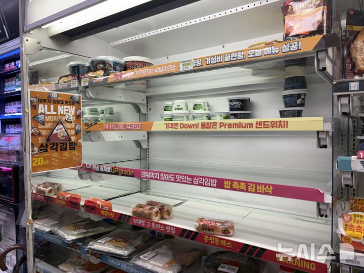 [서울=뉴시스] 권민지 기자 = 광화문 인근 편의점. 삼각김밥, 김밥 등 간편 식품이 모두 팔려 매대가 비었다. 2026.06.12. ming@newsis.com