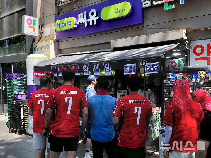 [서울=뉴시스] 권민지 기자 = 2026 북중미 월드컵 대한민국 대표팀의 첫 경기 거리응원을 앞두고 CU광화문광장점을 찾은 시민들. 한때 매장 밖까지 줄이 늘어서기도 했다. 2026.06.12. ming@newsis.com