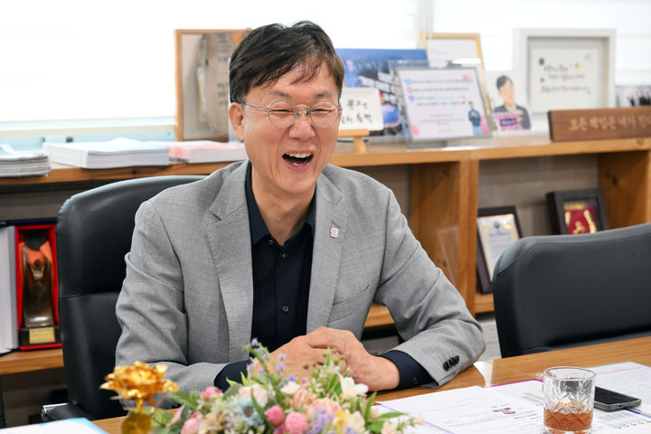 [안산=뉴시스] 문영호 기자 = 이민근 경기 안산시장이 10일 시장 집무실에서 뉴시스와 인터뷰를 진행하고 있다. 2026.06.12. sonanom@newsis.com *재판매 및 DB 금지