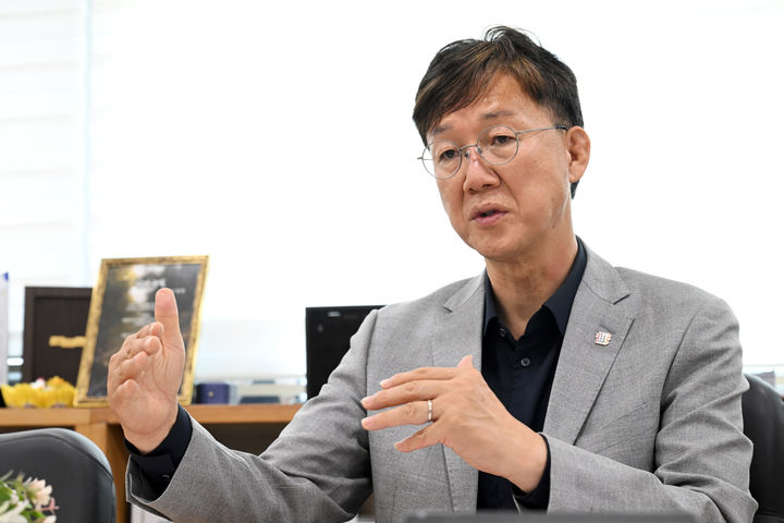 [안산=뉴시스] 문영호 기자 = 이민근 경기 안산시장이 10일 시장 집무실에서 뉴시스와 인터뷰를 진행하고 있다. 2026.06.12. sonanom@newsis.com *재판매 및 DB 금지