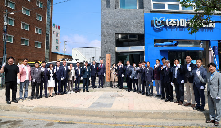 [태안=뉴시스] 윤희신 충남 태안군수 당선인이 12일 충남 태안군 태안읍내에 마련된 군수직 인수위원회 현판식을 갖고 관계자들과 함께 기념하는 기념 사진을 찍고 있다. (사진=민선 9기 태안군수직 인수위원회 제공) 2026.06.12. photo@newsis.com *재판매 및 DB 금지