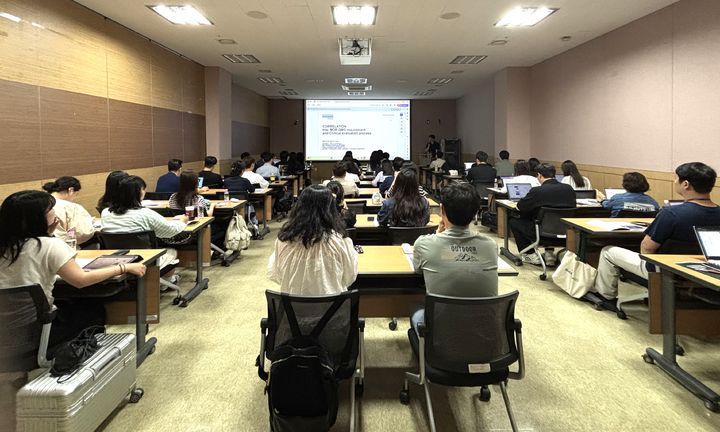 [원주=뉴시스] 이덕화 기자 = 원주의료기기산업진흥원은 12일 '임상평가를 위한 품질경영시스템(QMS) 구축 세미나'를 개최한 가운데 의료기기 기업 관계자들이 참석해 교육을 받고 있다. 2026.06.12. wonder8768@newsis.com *재판매 및 DB 금지
