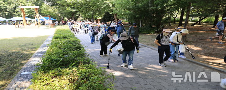 [과천=뉴시스] 부림동 플로깅 행사 현장. (사진=과천시 제공).2026.06.12. photo@newsis.com