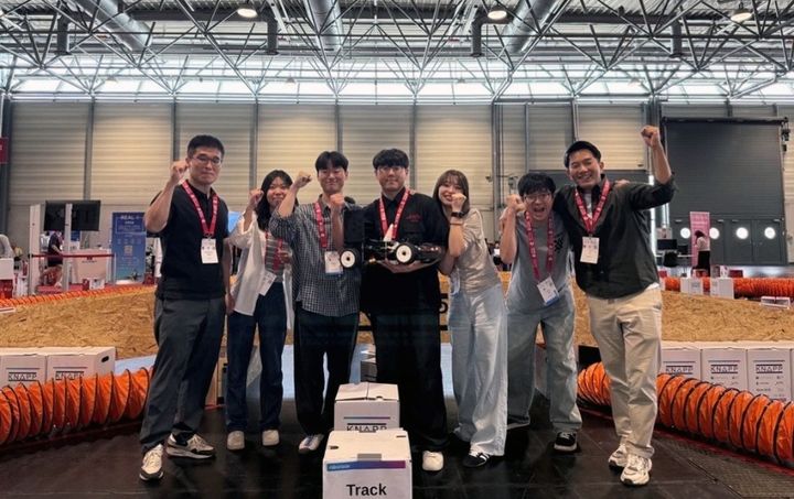 [울산=뉴시스] UNIST 권철현 교수가 이끄는 유니콘 레이싱팀이 지난 1일부터 5일까지 오스트리아 빈에서 열린 자율주행 레이싱 대회인 '로보레이서(RoboRacer)'에서 우승을 차지했다. (사진=UNIST 제공) photo@newsis.com *재판매 및 DB 금지