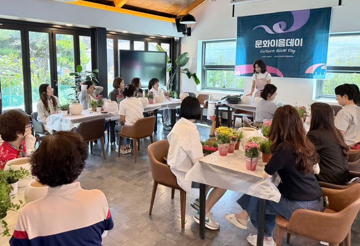 [영주=뉴시스] 시민과 관광객이 함께하는 '문화이음데이' 프로그램 운영 모습. (사진=영주시 제공) 2026.06.12. photo@newsis.com *재판매 및 DB 금지