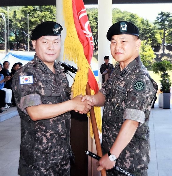 [대구=뉴시스] 정구환 소장(오른쪽)이 12일 육군 제50보병사단 44대 사단장으로 취임했다. (사진=육군 제50보병사단 제공) 2026.06.12. photo@newsis.com *재판매 및 DB 금지