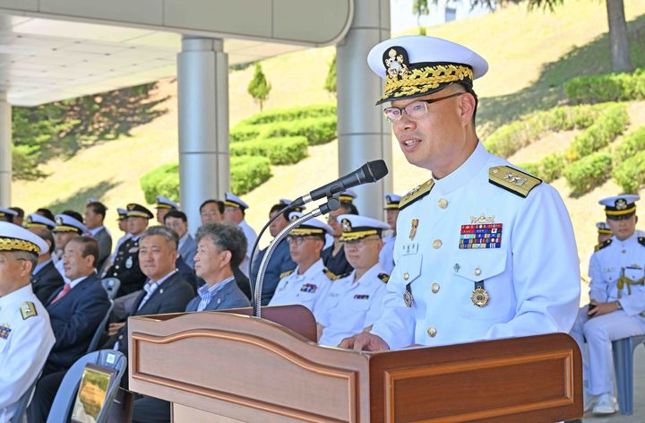 [동해=뉴시스] 12일 제33대 해군 1함대사령관으로 취임한 이남규 소장이 취임사를 하고 있다.(사진=해군 1함대 제공)photo@newsis.com *재판매 및 DB 금지