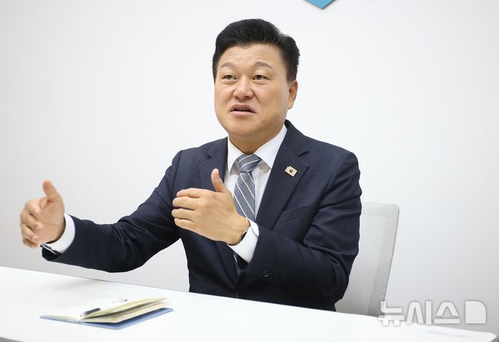 [청주=뉴시스] 서주영 기자 = 신용한 충북지사 당선인이 12일 도청 브리핑룸에서 뉴시스와 인터뷰를 하고 있다. 2026.06.12. juyeong@newsis.com *재판매 및 DB 금지