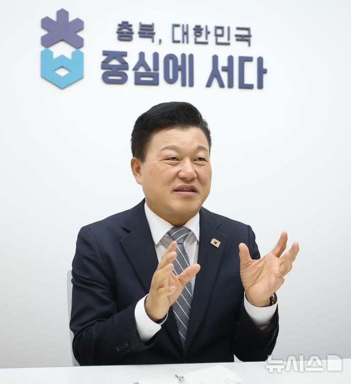 [청주=뉴시스] 서주영 기자 = 신용한 충북지사 당선인이 12일 도청 브리핑룸에서 뉴시스와 인터뷰를 하고 있다. 2026.06.12. juyeong@newsis.com *재판매 및 DB 금지