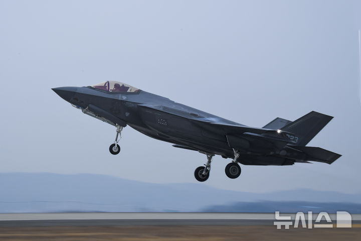 [청주=뉴시스] 공군 17전투비행단 F-35A가 전투태세훈련 임무수행을 위해 출격하는 모습. (사진=공군 17전투비행단 제공)
