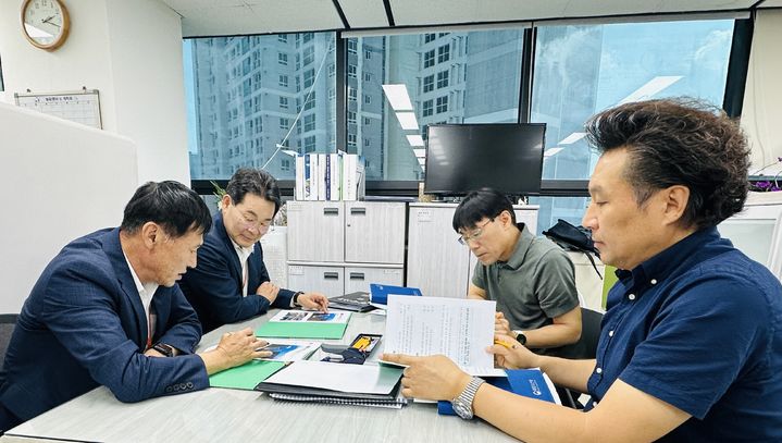 지역 현안사업 설명하는 권익현 군수(왼쪽 2번째) *재판매 및 DB 금지