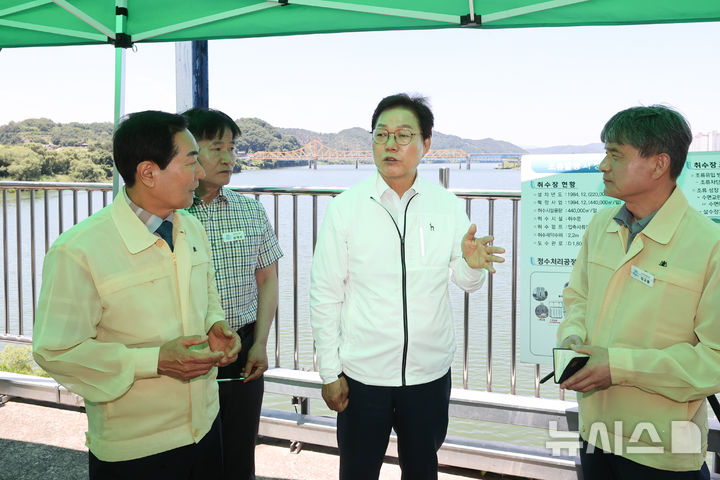 [함안=뉴시스] 12일 박완수(가운데) 경남도지사가 함안 칠서취수장을 찾아 녹조 대응 상황을 점검하고 있다.(사진=경남도 제공) 2026.06.12.photo@newsis.com