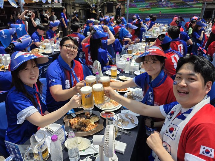 [서울=뉴시스] 연차를 내고 뷰잉펍을 찾은 이유진, 김윤식, 허지은, 조윤행 씨(오른쪽 시계방향 순) 2026.06.12. kimsy@newsis.com *재판매 및 DB 금지
