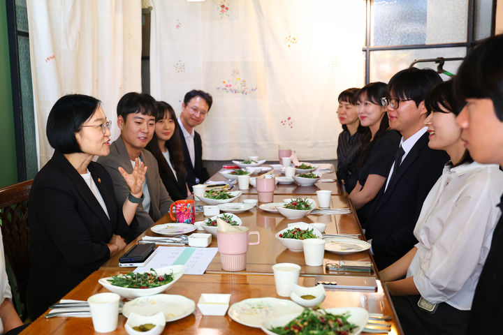[서울=뉴시스]한성숙 국무총리 후보자는 12일 12일 서울 종로구 통의동에 마련된 인사청문회 준비사무실 인근 식당에서 총리실에서 근무 중인 청년직원 및 청년인턴들과 오찬을 함께 하고 소통했다. (사진=총리 후보자 인사청문준비단 제공) photo@newsis.com *재판매 및 DB 금지