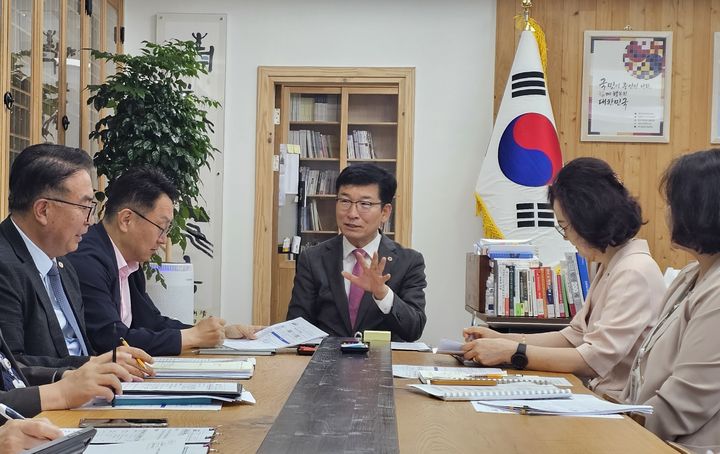 윤건영 충북도교육감이 12일 집무실에서 기획회의를 주재하고 있다. *재판매 및 DB 금지