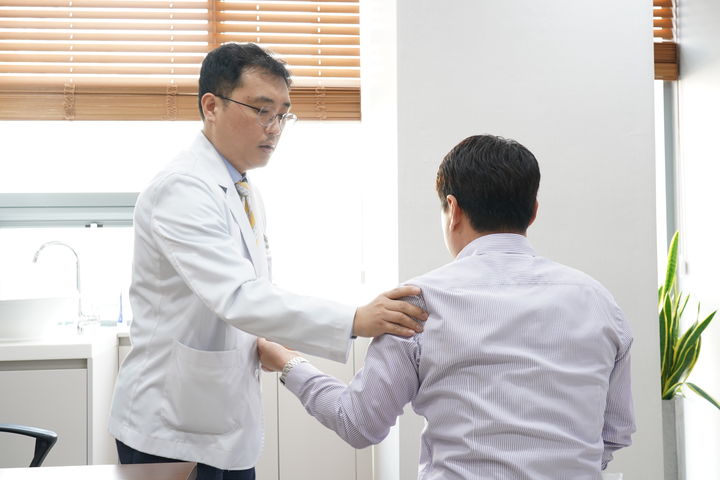 [서울=뉴사스] 12일 의료계에 따르면 석회성건염은 어깨 회전근개 힘줄 안에 칼슘 결정이 침착되는 질환이다. (사진=연세스타병원 제공) 2026.06.12. photo@newsis.com *재판매 및 DB 금지