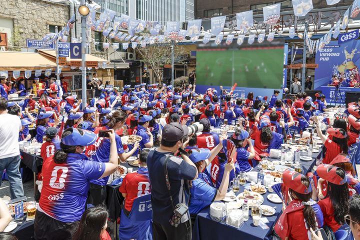 [사진자료] 12일 서울 을지로 달맞이광장바베큐 본점에서 열린 '카스 뷰잉펍'에서 축구팬들이 대형 스크린 앞에 모여 대한민국 축구국가대표팀 경기를 관람하고 있다.(사진=오비맥주 제공) *재판매 및 DB 금지