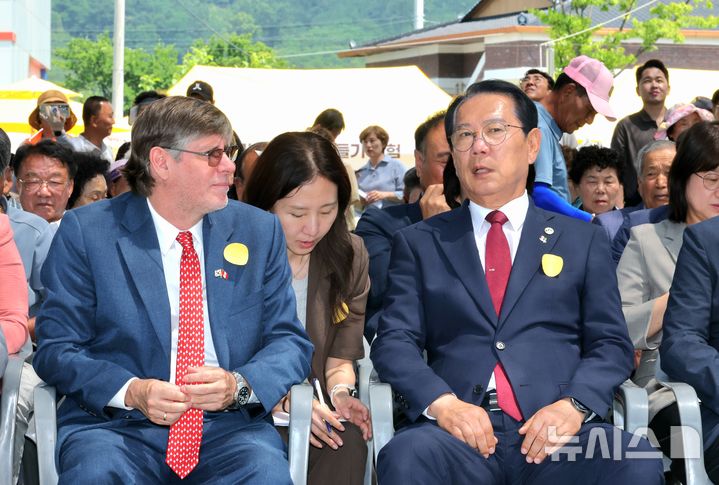 [괴산=뉴시스] 파울 페르난도 두클로스 파로디 주한 페루대사가 12일 충북 괴산군 감물면에서 열린 '제15회 감물감자축제' 현장을 찾아 송인헌 군수와 얘기를 나누고 있다. (사진= 괴산군 제공) 2026.06.12. photo@newsis.com *재판매 및 DB 금지