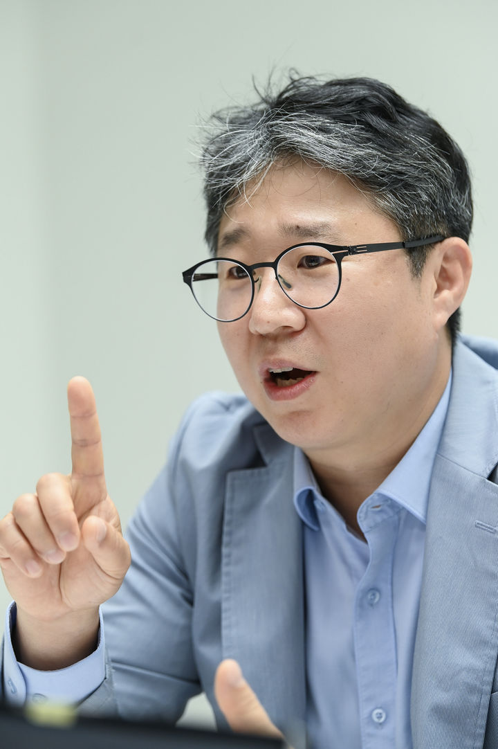 [서울=뉴시스] 문봉주 강남세브란스병원 척추신경외과 교수가 뉴시스와 인터뷰를 진행했다. 2026.6.14. photo@newsis.com *재판매 및 DB 금지