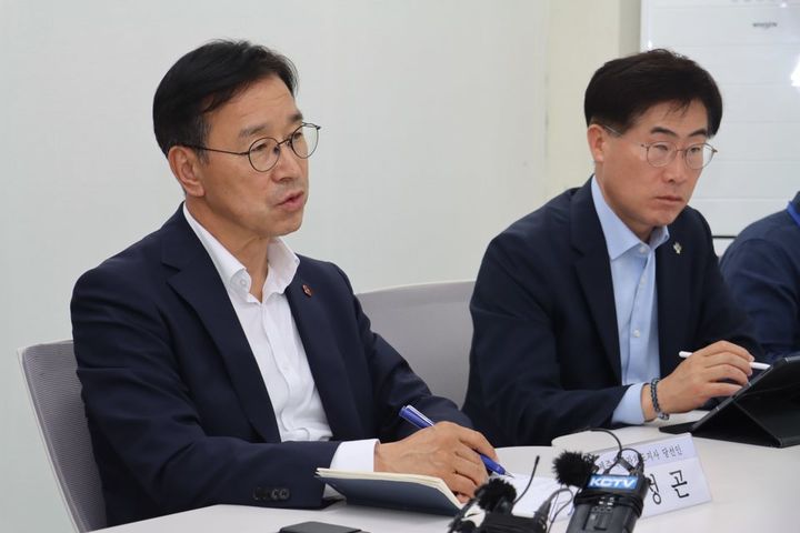 [제주=뉴시스] 위성곤(왼쪽) 제주도지사 당선인이 12일 오전 제주시 오라동 제40대 제주도지사직 인수위원회 사무실에서 도내 산부인과 원장들과 간담회를 열고 발언하고 있다. (사진=인수위 제공) 2026.06.12. photo@newsis.com *재판매 및 DB 금지