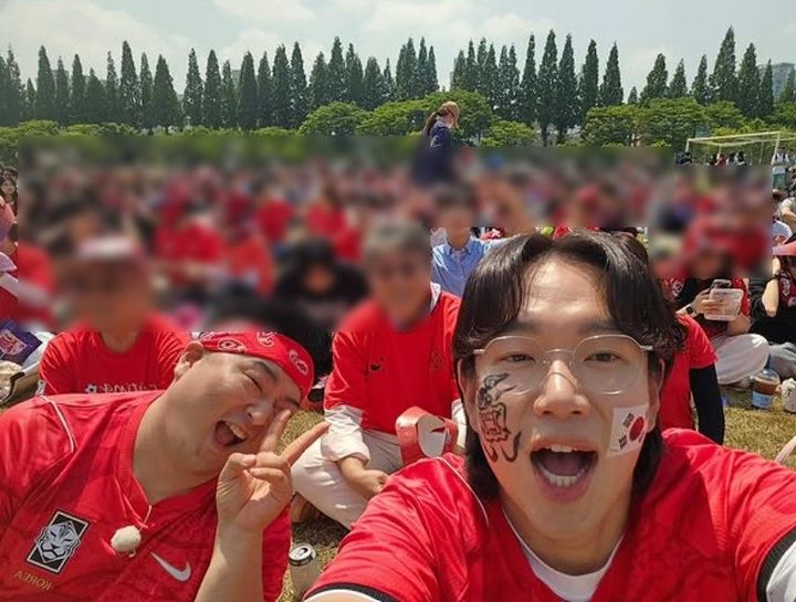[서울=뉴시스] 방송인 장성규(오른쪽)와 셰프 이원일이 한국 축구대표팀의 월드컵 첫 경기 승리를 응원했다. (사진=인스타그램 캡처) 2026.06.12. photo@newsis.com *재판매 및 DB 금지