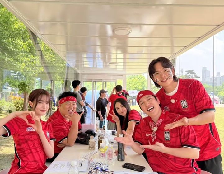 [서울=뉴시스] 방송인 장성규가 동료 연예인들과 함께 한국 축구대표팀의 월드컵 첫 경기 승리를 응원했다. (사진=인스타그램 캡처) 2026.06.12. photo@newsis.com *재판매 및 DB 금지