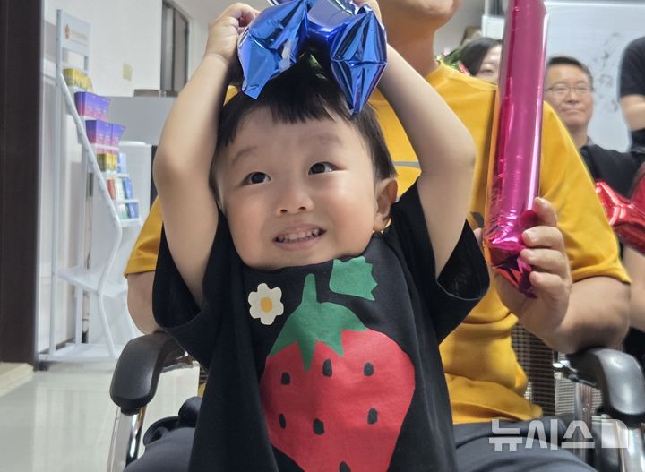 [베이징=뉴시스] 박정규 특파원 = 2026 북중미 월드컵 한국 국가대표팀의 첫 경기가 열린 12일 중국 베이징 차오양구 북경한국인회 다목적홀에서 교민들이 모여 응원에 나선 가운데 아빠와 함께 나온 어린이가 응원봉을 흔들고 있다. 2026.06.12 pjk76@newsis.com
