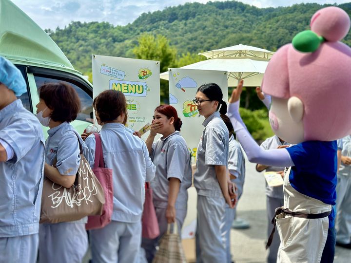 [서울=뉴시스] 사내 행사에 참여 중인 샘표 임직원들(사진=샘표 제공) *재판매 및 DB 금지