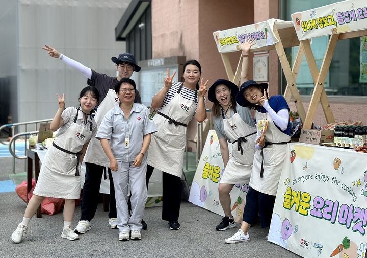 [서울=뉴시스] 사내 행사에 함께 단체 사진을 찍은 샘표 임직원들(사진=샘표 제공) *재판매 및 DB 금지