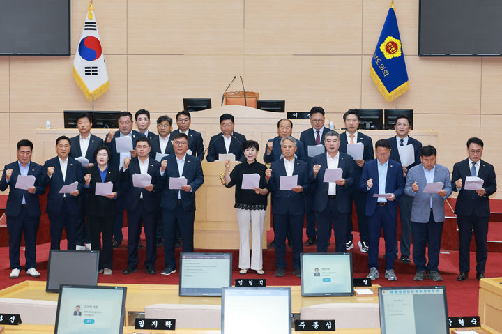 [무안=뉴시스] 전남도의회 소속 전남광주통합특별시의회 당선인들이 12일 도의회에서 공정하고 투명한 원구성 절차를 결의하고 있다. (사진=전남도의회 제공). 2026.06.12. photo@newsis.com *재판매 및 DB 금지