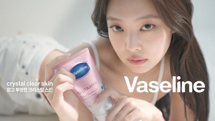 [서울=뉴시스] 바세린 바디케어 글로벌 앰배서더 제니. (사진=유니레버 제공) *재판매 및 DB 금지