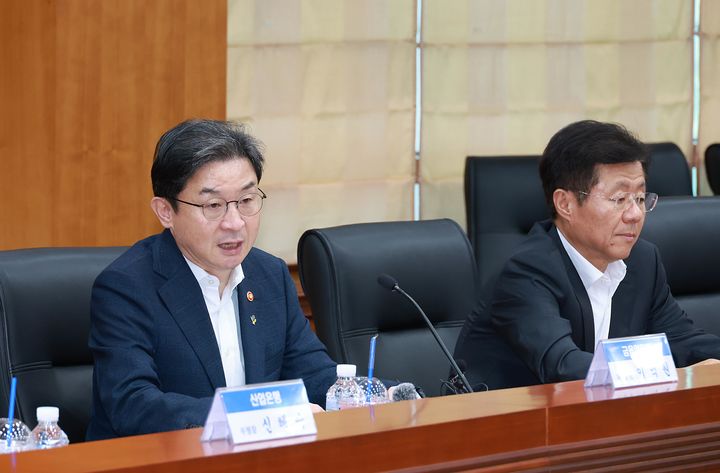 [서울=뉴시스] 14일 금융당국에 따르면 이억원 금융위원장은 지난 12일 국민참여성장펀드의 공모펀드 운용사 3곳과 자펀드 운용사 10곳 등과 함께 간담회를 개최했다. (사진=금융위원회 제공) 2026.06.12. *재판매 및 DB 금지