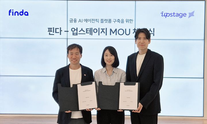 [서울=뉴시스] (왼쪽부터) 김성훈 업스테이지 대표, 이혜민 핀다 대표, 박홍민 핀다 대표. (사진=핀다 제공) 2026.06.14. photo@newsis.com *재판매 및 DB 금지