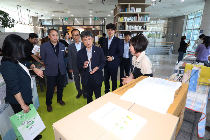 [울산=뉴시스] 천창수 교육감이 12일 시교육청 대강당에서 열린 사회적기업 공공 구매 설명회 에 참석해 전시 제품을 둘러보고 있다. (사진=시교육청 제공)photo@newsis.com *재판매 및 DB 금지